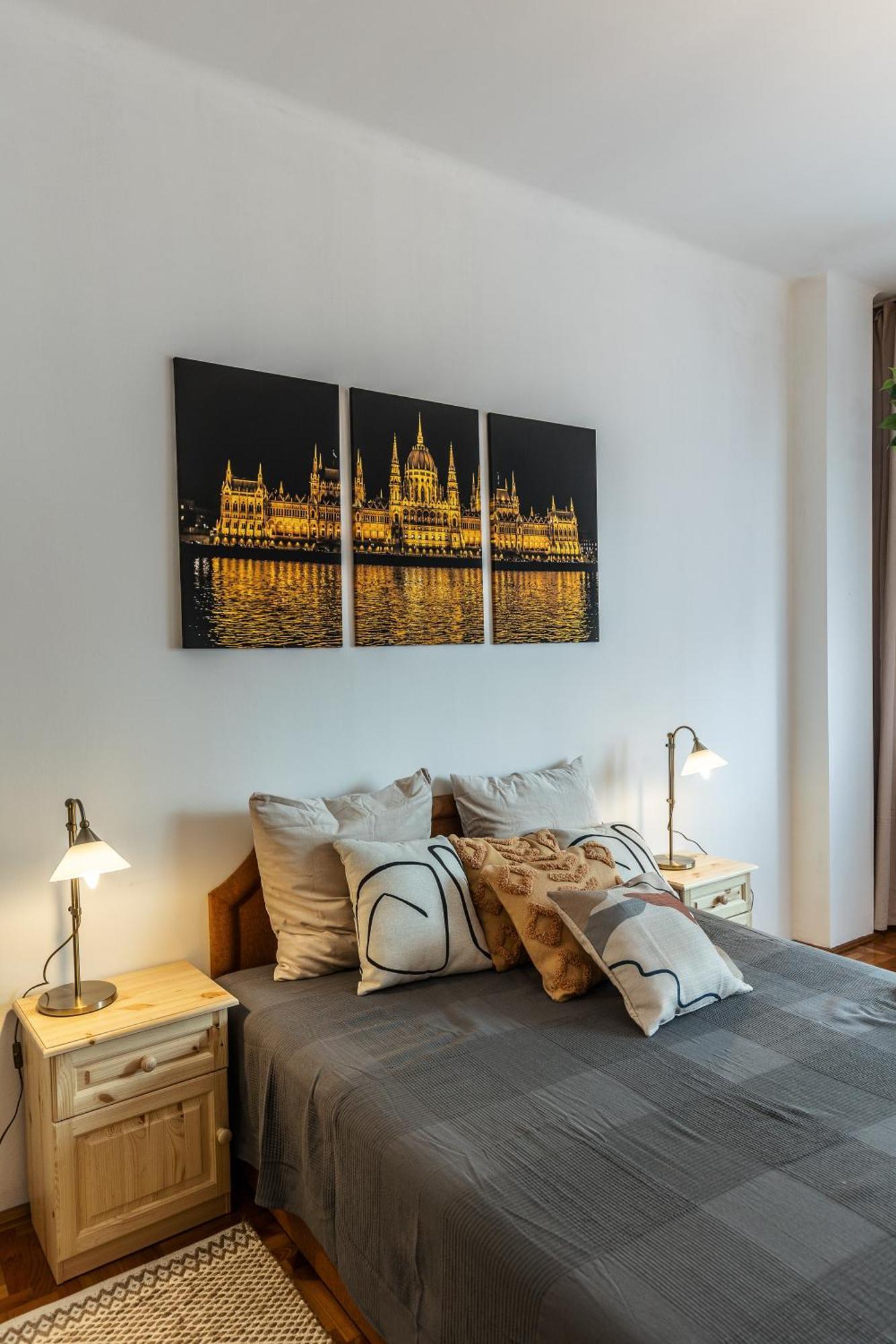 Bright & Spacious Riverside With Balcony Appartement *