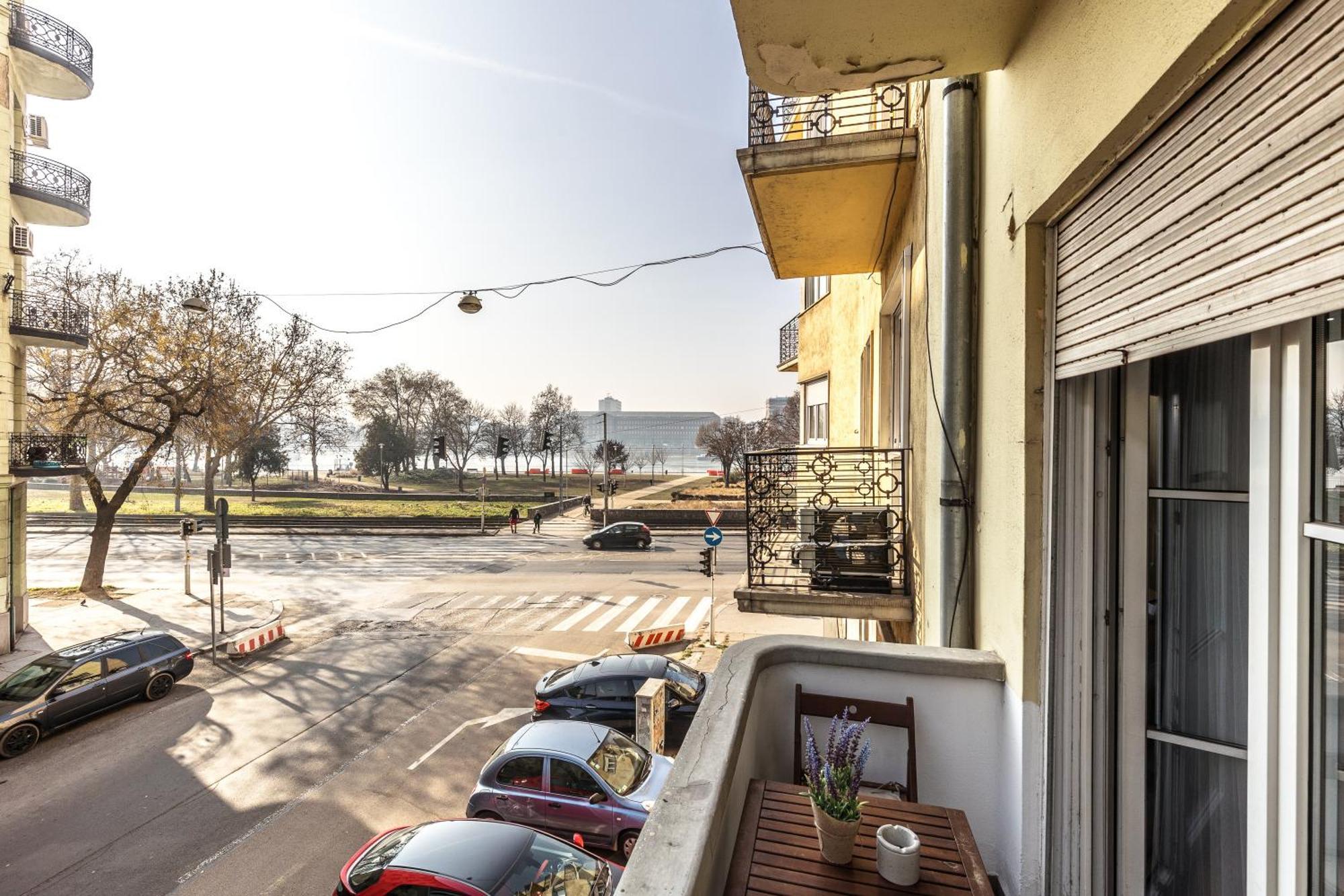 Bright & Spacious Riverside With Balcony Appartement