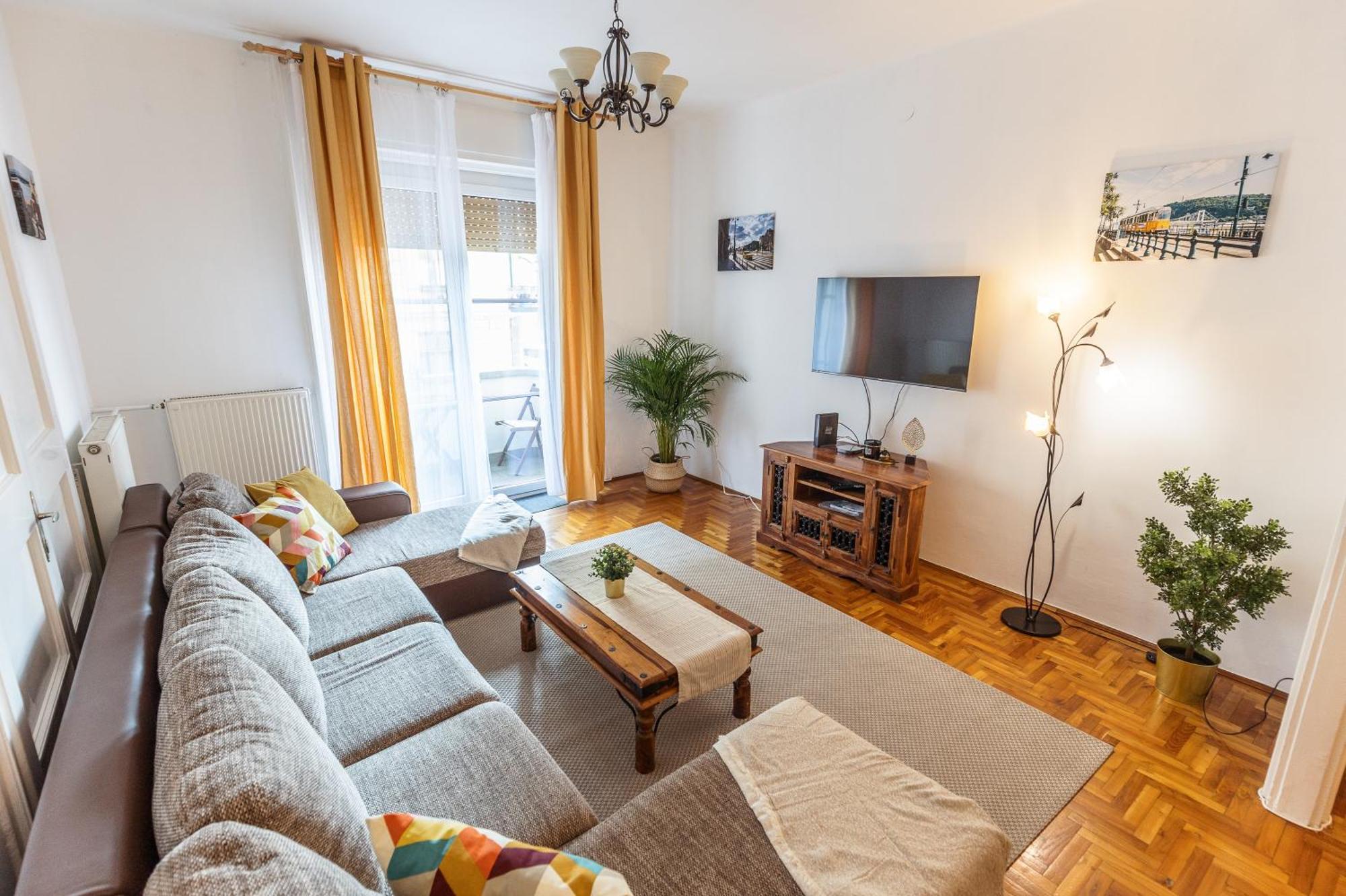 Bright & Spacious Riverside With Balcony Appartement *