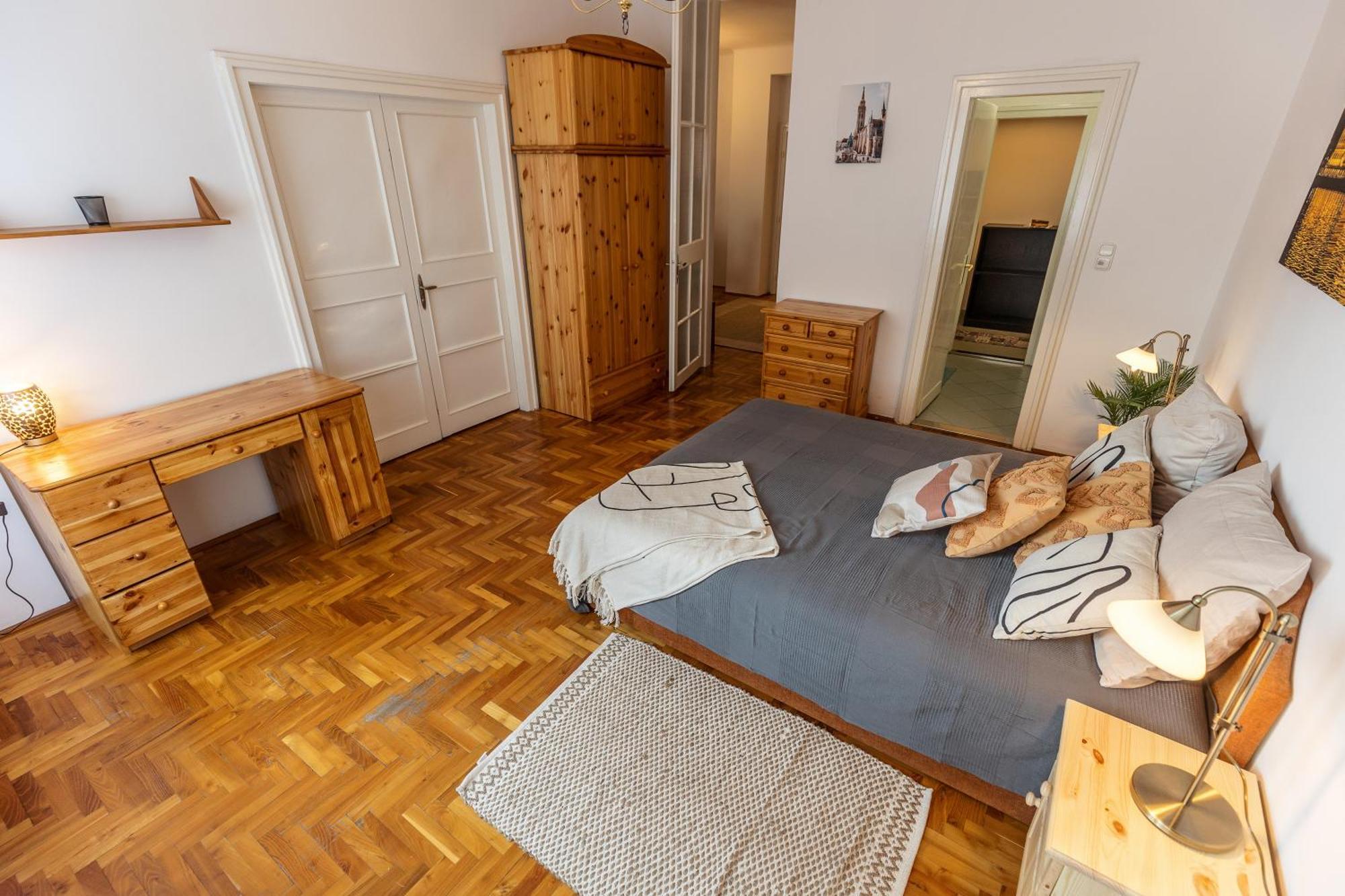 Appartement Bright & Spacious Riverside With Balcony