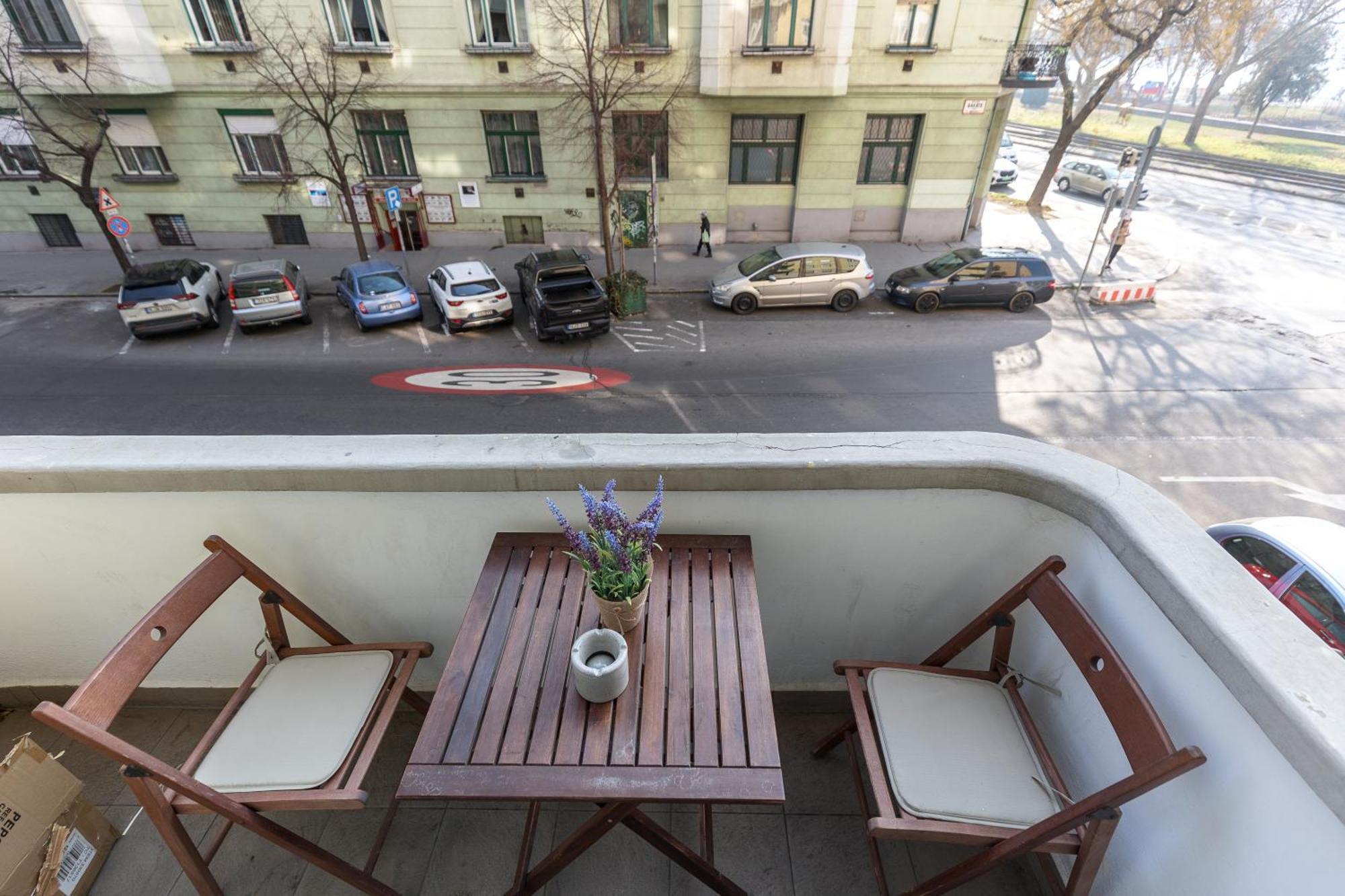 Bright & Spacious Riverside With Balcony * Boedapest