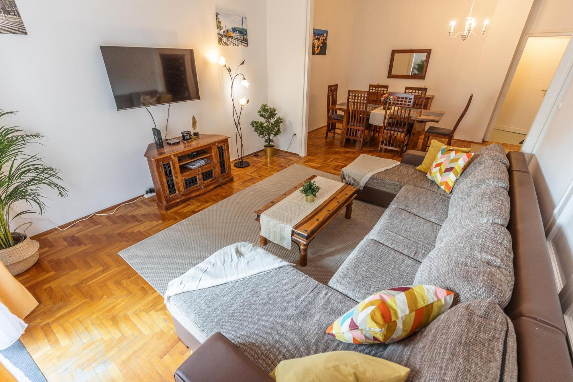 Bright & Spacious Riverside With Balcony Boedapest