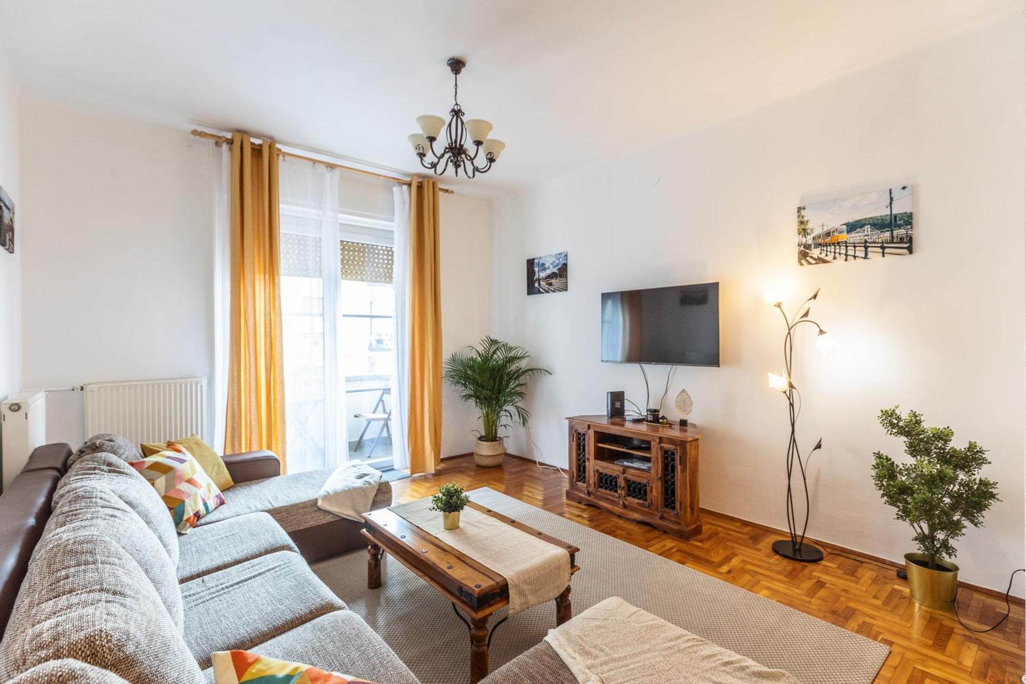 Bright & Spacious Riverside With Balcony Appartement