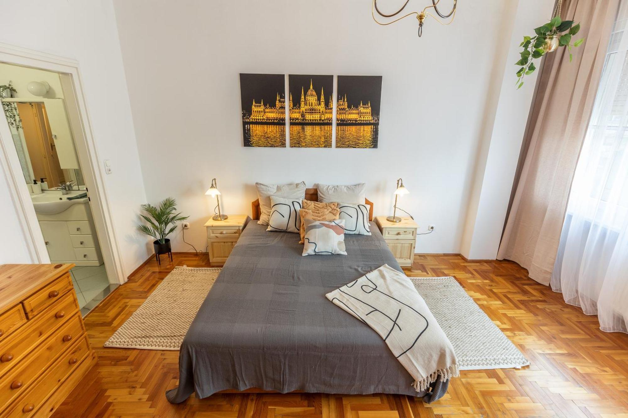 Appartement Bright & Spacious Riverside With Balcony