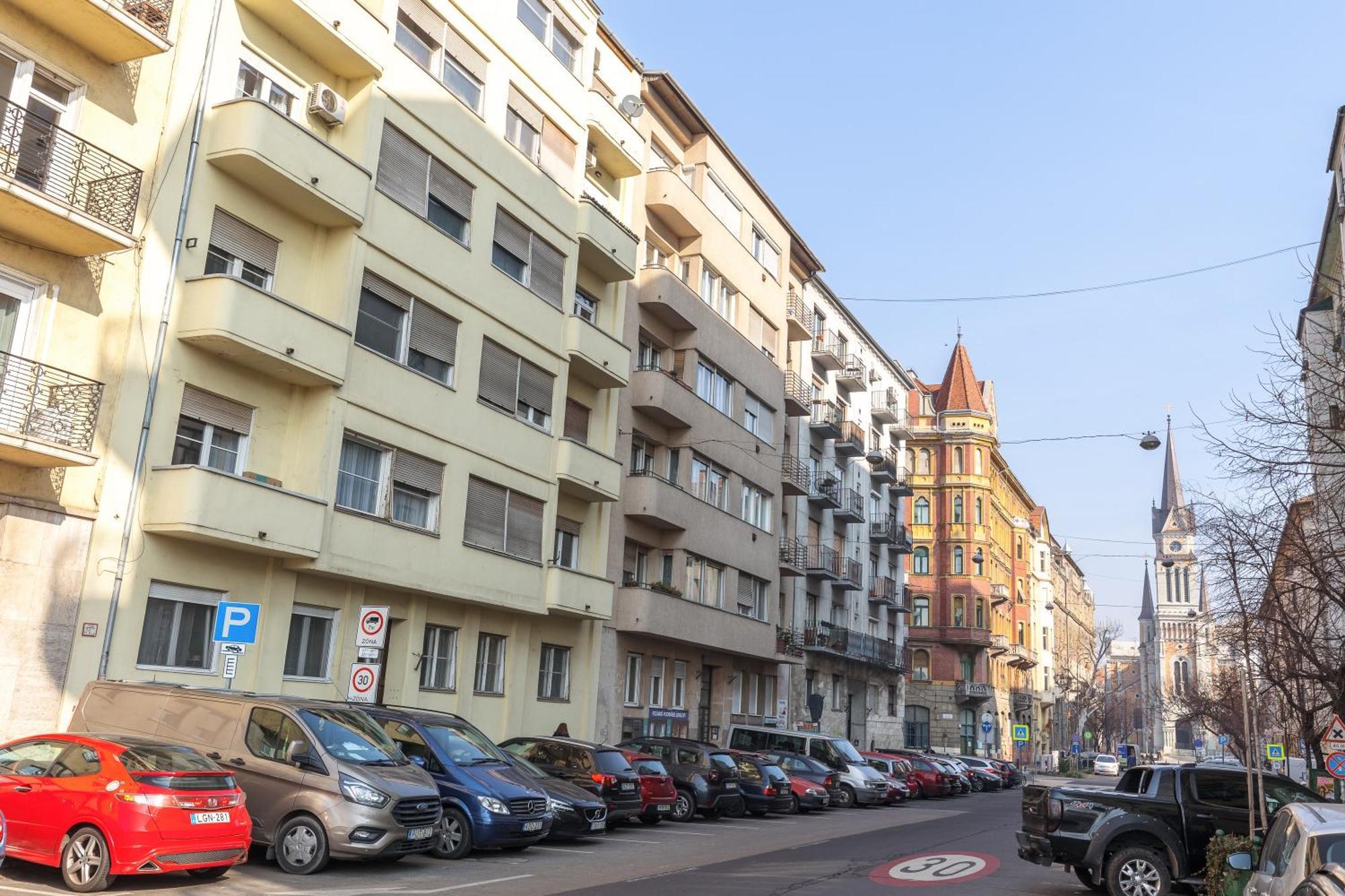Bright & Spacious Riverside With Balcony * Boedapest